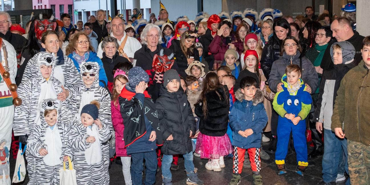 Die Sindelfinger Narren vor dem Rathaus.